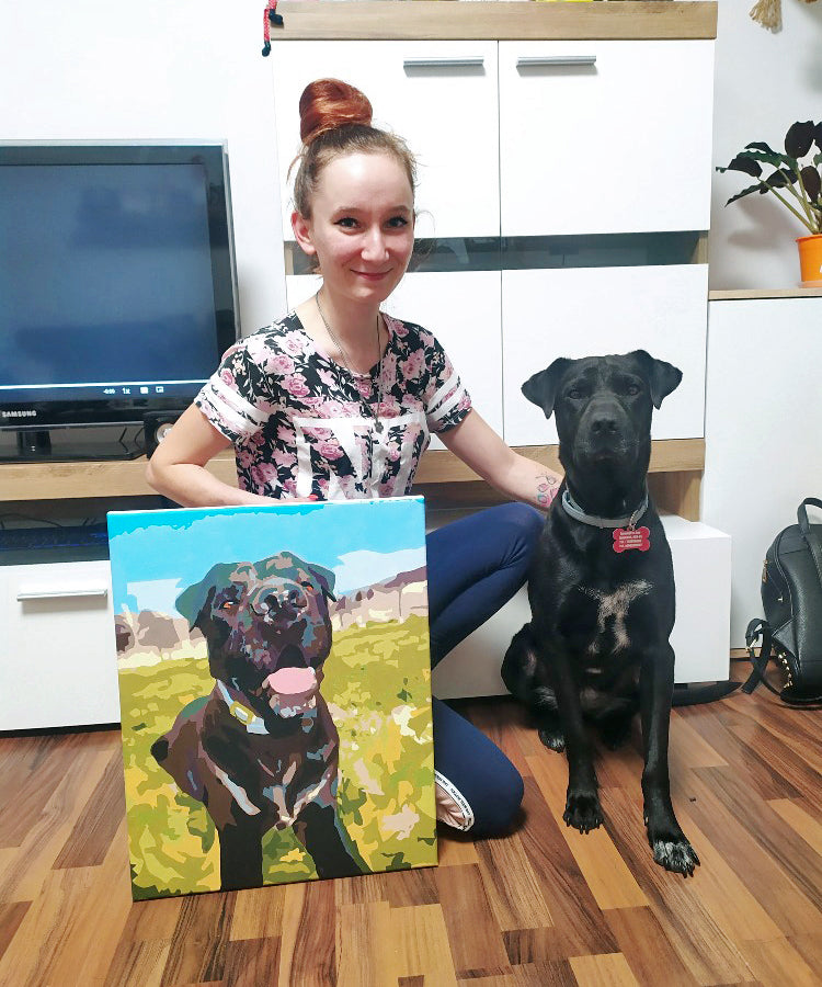 Vrouw met haar hond en het geschilderde portret van de hond