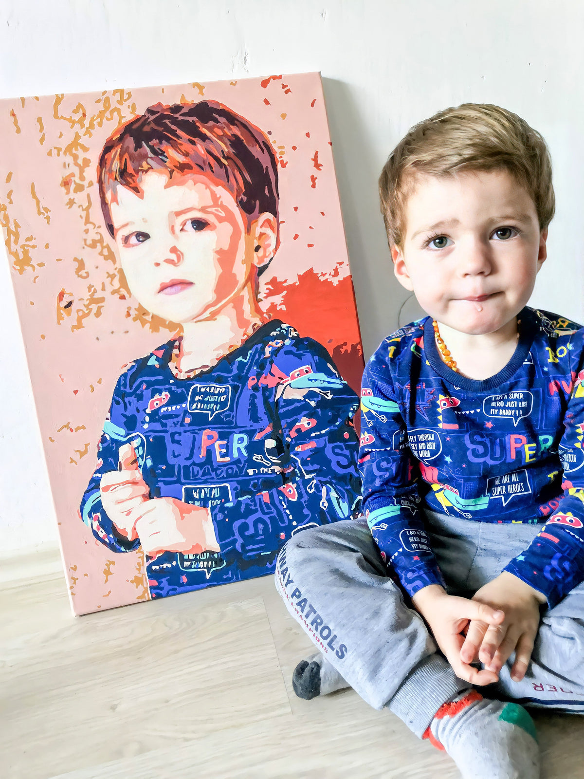 Jongen naast het schilderij van zijn eigen foto