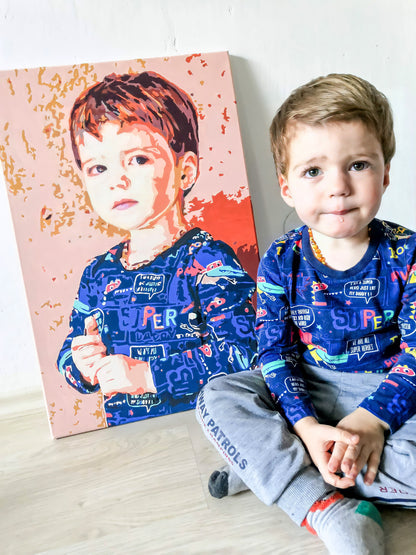 Jongen naast het schilderij van zijn eigen foto