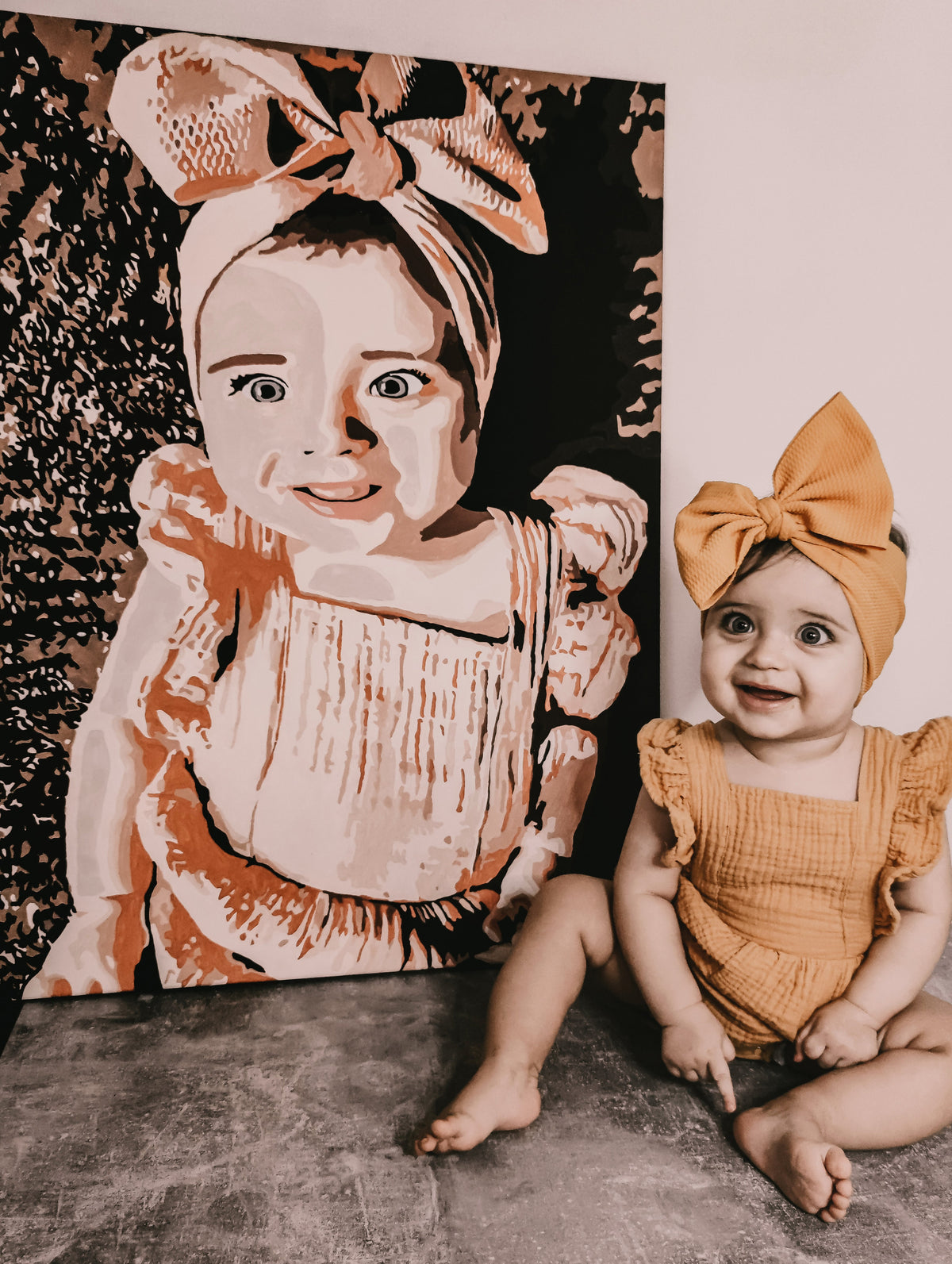 Babyfoto als schilderij naast de baby